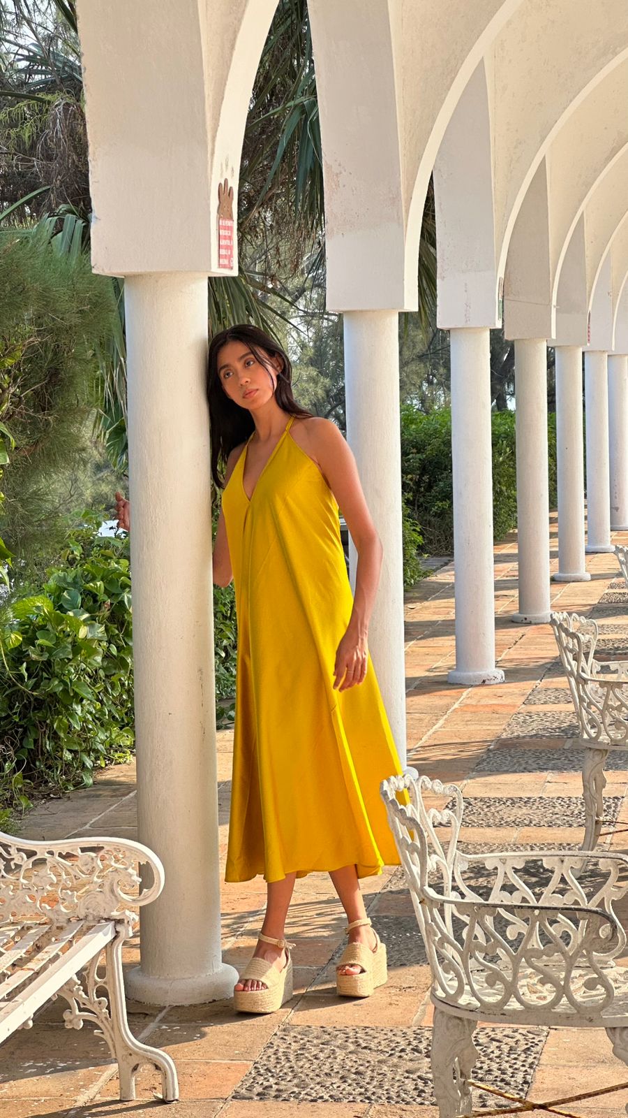 Vestido Satinado Escote Pico