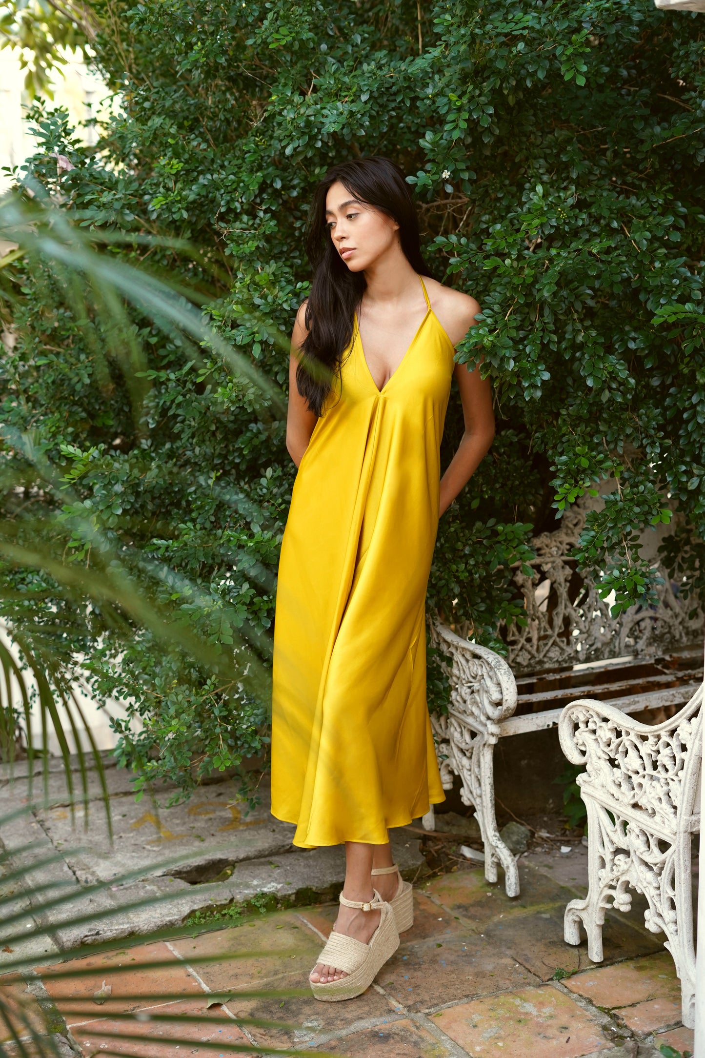 Vestido Satinado Escote Pico